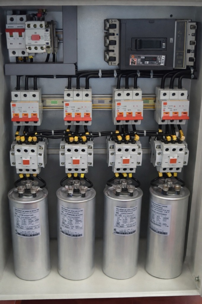 Banco de capacitores automático, para la corrección del factor de potencia bajo por penalización.