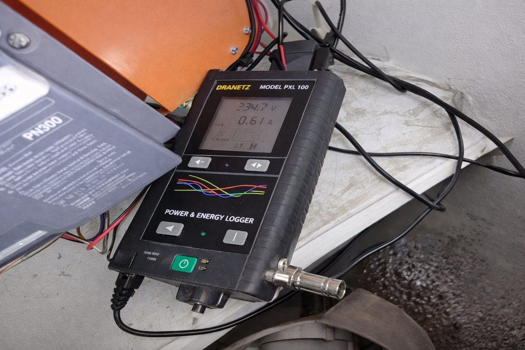 Medición de calidad de energía, potencias, armónicos, tensiones, intesidad, entre otros.